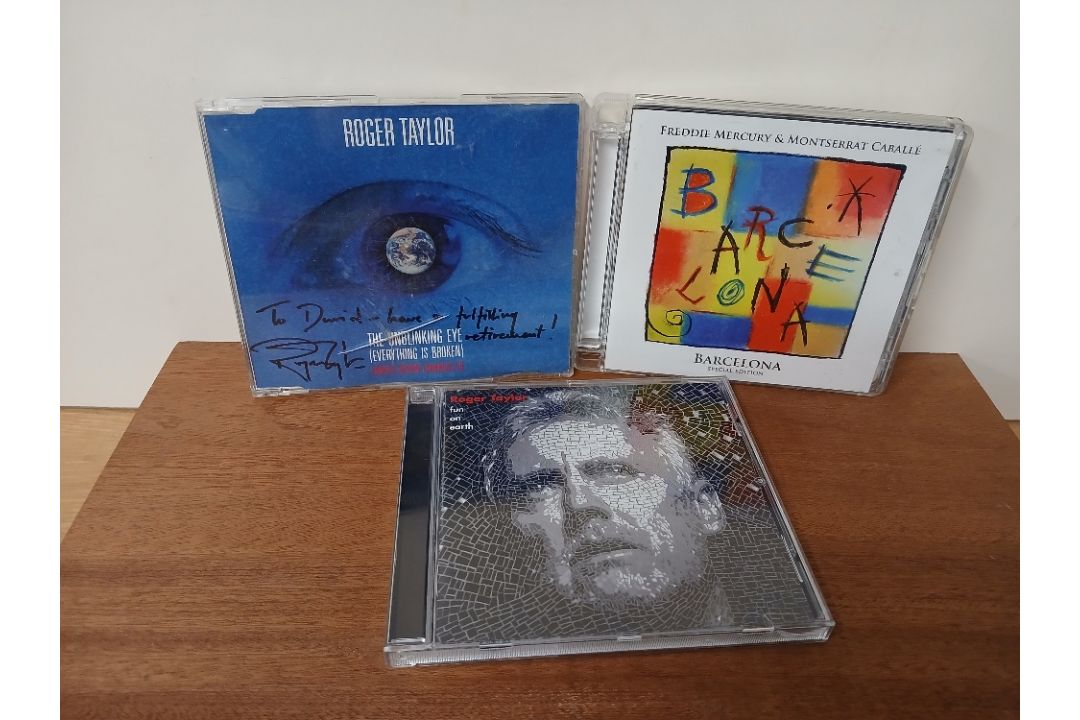 A selection of Queen books and some drumsticks - a nice set of collectables - Image 5 of 10
