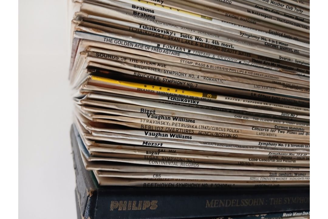 A box of well looked after Classical vinyl titles with some rare pressings on offer - - Image 2 of 7