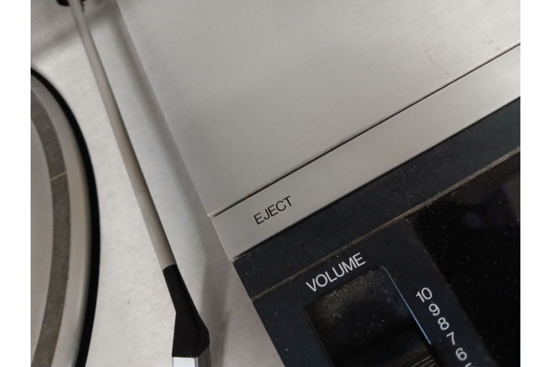 A Bang and Olufsen Beocentre with console / remote - Image 4 of 8