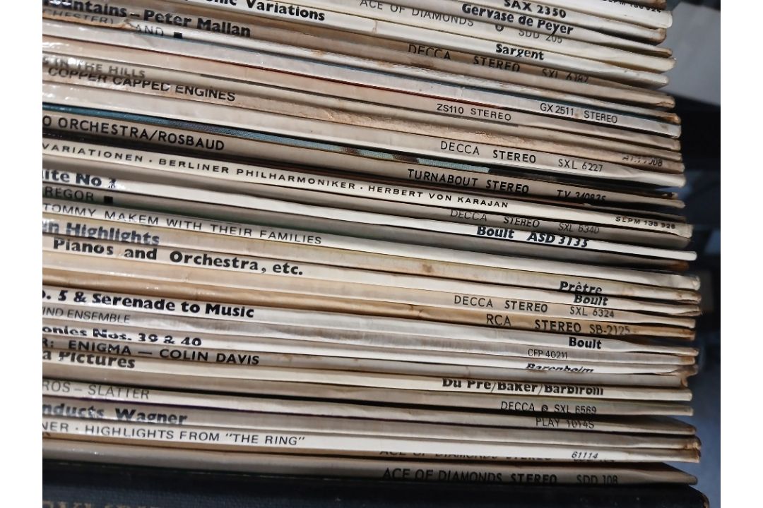 A box of well looked after Classical vinyl titles with some rare pressings on offer - - Image 5 of 7