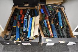 An assortment of OO gauge model railway locomotives, rolling stock, and components. The collection