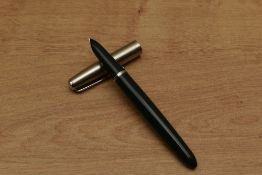 A Parker 21 Standard MkI aerometric fill fountain pen in Green with lustraloy cap. Circa 1948
