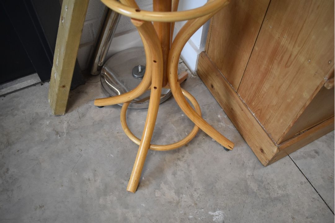 A modern bentwood hat stand , light stain - Image 3 of 3