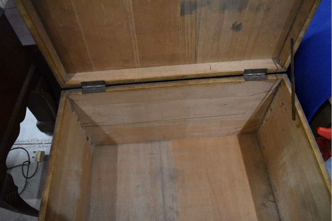 A traditional part painted pine bedding box, dimensions approx. 77 x 52 x 46cm - Image 2 of 2