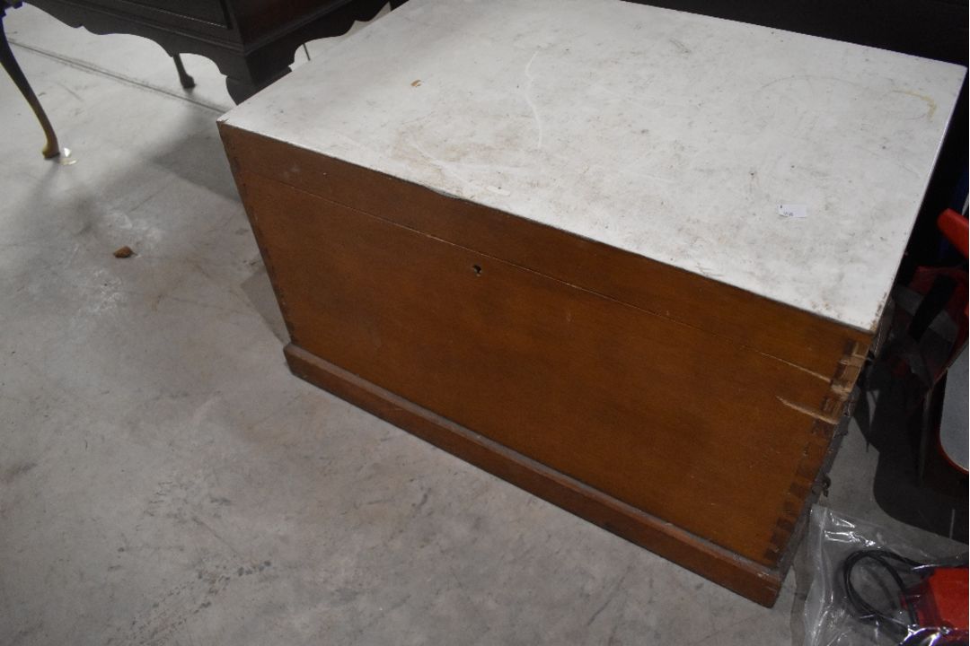 A traditional part painted pine bedding box, dimensions approx. 77 x 52 x 46cm - Image 1 of 2