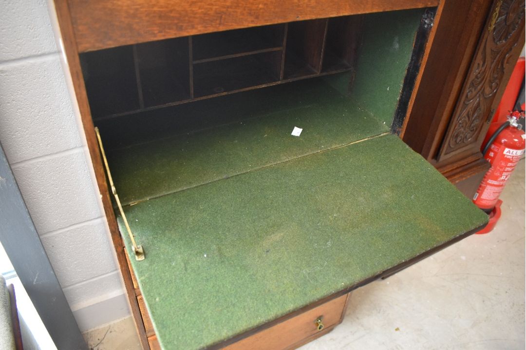 An early to mid 20th Century oak bureau/drawers, having lift lid (hinge loose) drop flap desk - Image 3 of 3