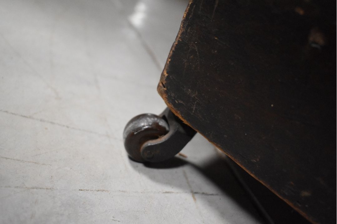A Victorian oak pedestal desk, having later leather inset (skiver) top, approx. 120 x 60cm - Image 3 of 3
