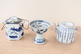 Three mid 19th to early 20th-century Chinese blue and white ceramicware, to include a porcelain '