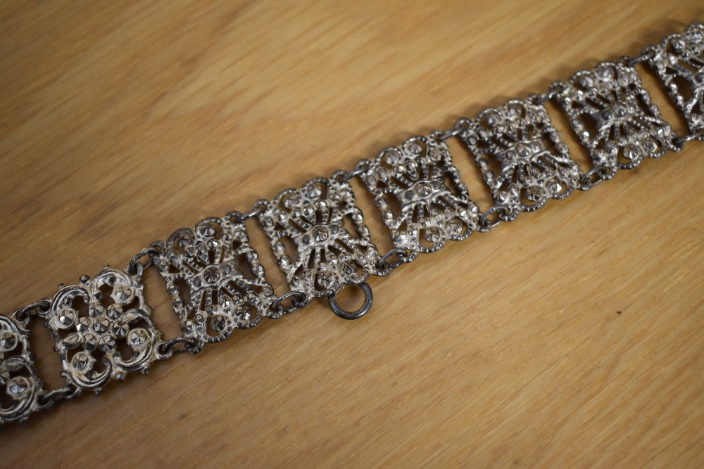 An antique women's decorative waist belt in black velvet and white metal elaborate chain and link - Image 3 of 4