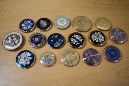 A collection of sixteen 1950s and later compacts, plenty of Stratton, to include Mascot, Regent,