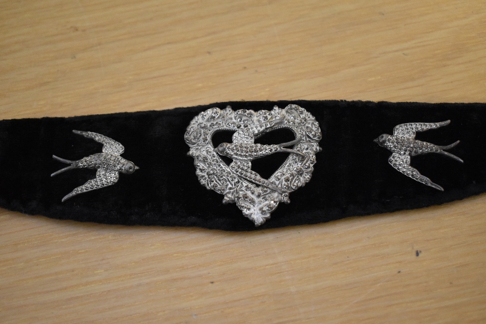 An antique women's decorative waist belt in black velvet and white metal elaborate chain and link - Image 2 of 4