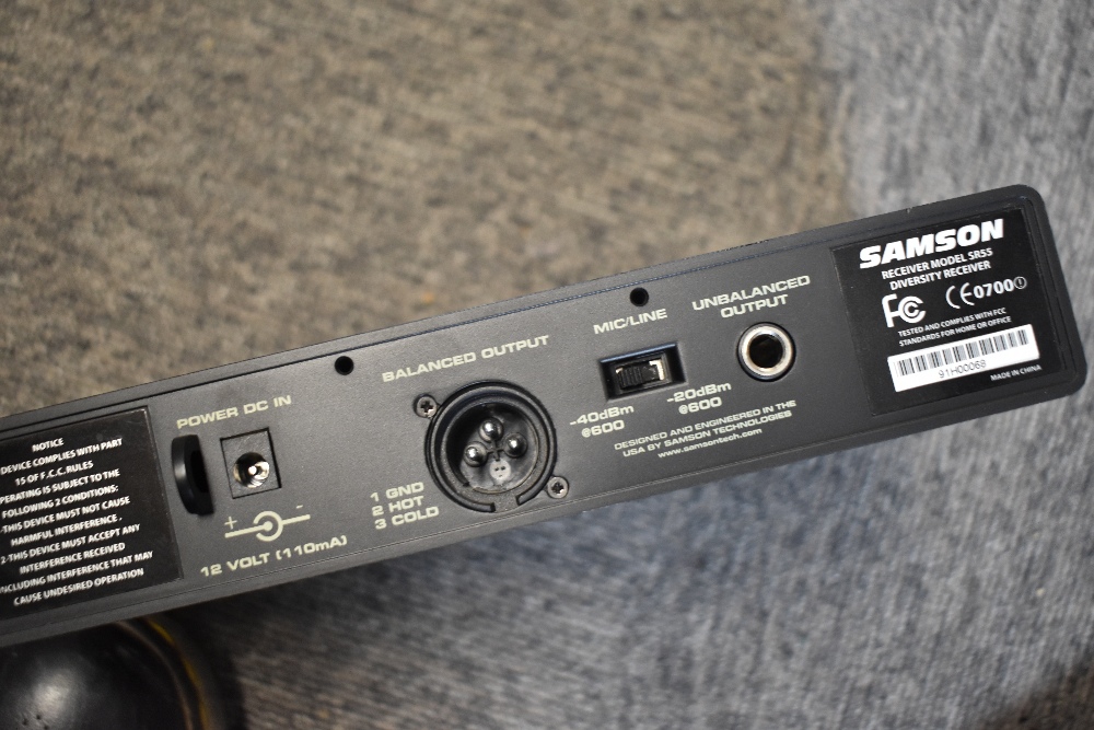 A Samson true diversity radio mic system, Stage 55 , with carry case and original box - Image 4 of 4