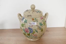 A 20th-century Wedgwood ceramic potpourri jar with Chinoiserie-style decoration, featuring