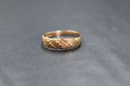 A 9ct gold ring, the band having a textured rope design, marked 375, ring size N, 1.2g