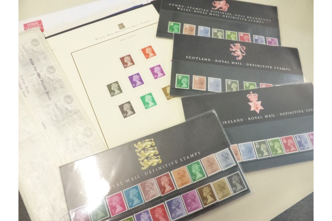 GB MACHIN PRESENTATION PACKS, ODD LEAVES AN 50p LONDON 1980 IN GUTTER PAIRS Large envelope of - Image 1 of 3