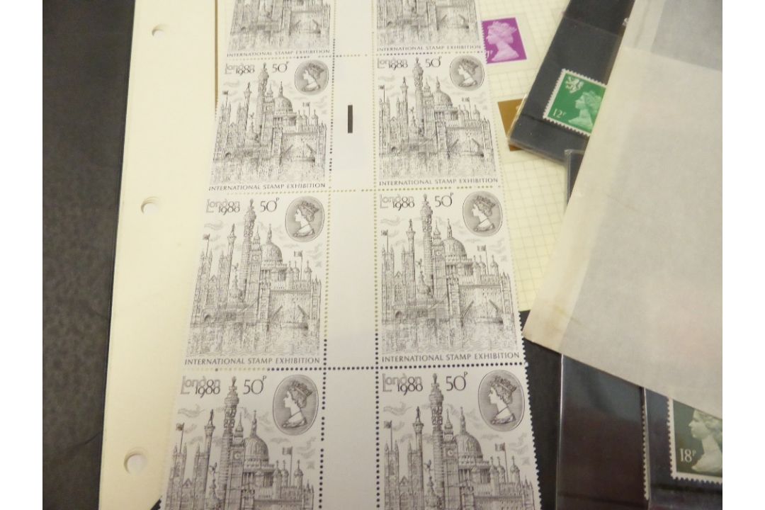 GB MACHIN PRESENTATION PACKS, ODD LEAVES AN 50p LONDON 1980 IN GUTTER PAIRS Large envelope of - Image 2 of 3