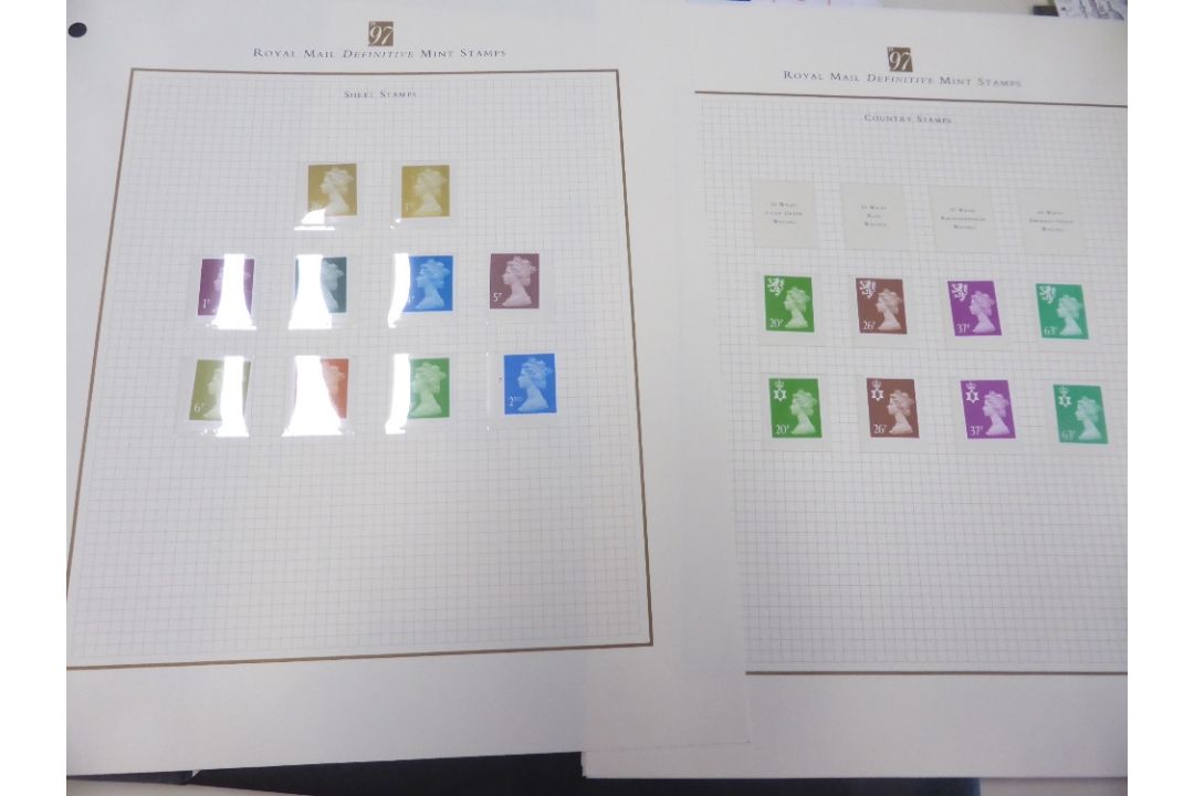 GB MACHIN PRESENTATION PACKS, ODD LEAVES AN 50p LONDON 1980 IN GUTTER PAIRS Large envelope of - Image 3 of 3
