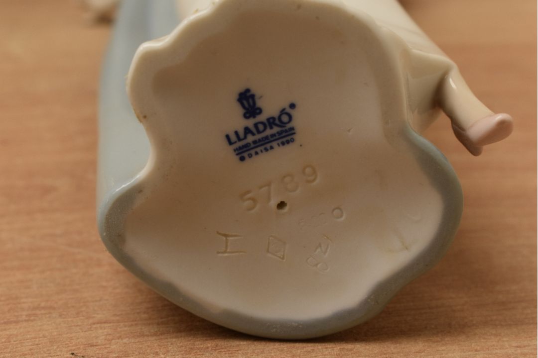 A group of Lladro, Nao by Lladro and similar porcelain figures/figurines to include 'La - Image 4 of 5