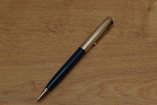 A Parker 51 Aero clutch pencil in Cedar Blue with Rolled Silver converging line cap with Gold
