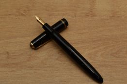 A Parker Duofold Senior aerometric fill fountain pen in Black with decorative cap band having 14K