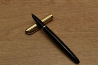 A Parker 51 vacumatic fill fountain pen in Black with Gold fill parallel line cap. Circa 1942.
