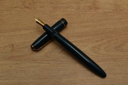 A Parker Duofold aerometric fill fountain pen in Green with narrow decorative capband having