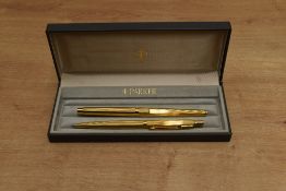 A boxed Parker Classic pencil and ballpoint pen in gold plate vertical line design. Circa 1990