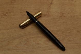 A Parker 51 vacumatic fill fountain pen in Black with Gold Fill converging line cap. Circa 1947. Cap