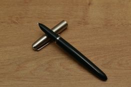 A Parker 21 Standard MkI aerometric fill fountain pen in Green with lustraloy cap. Circa 1948