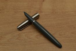 A Parker 21 Super aerometric fill fountain pen in Grey with steel cap. Circa 1956
