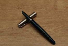 A Parker 21 Standard MkI aerometric fill fountain pen in Green with lustraloy cap. Circa 1950
