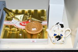 An unusual unopened limited edition Wade Collectable Crackers set, six gilt paper Christmas crackers