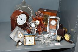A quantity of 20th-century mantel and desk clocks, to feature a natural burl wood desk clock; a