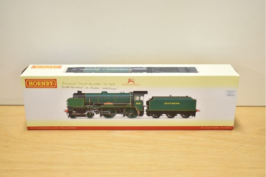 A Hornby OO gauge Schools Class 4-4-0 Locomotive and Tender 30913 Christ's Hospital, R2745 - Image 1 of 3