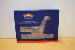 A Bachmann Branch-Line OO gauge Ransomes & Rapier 45T Steam Breakdown Crane Set, model number 38-