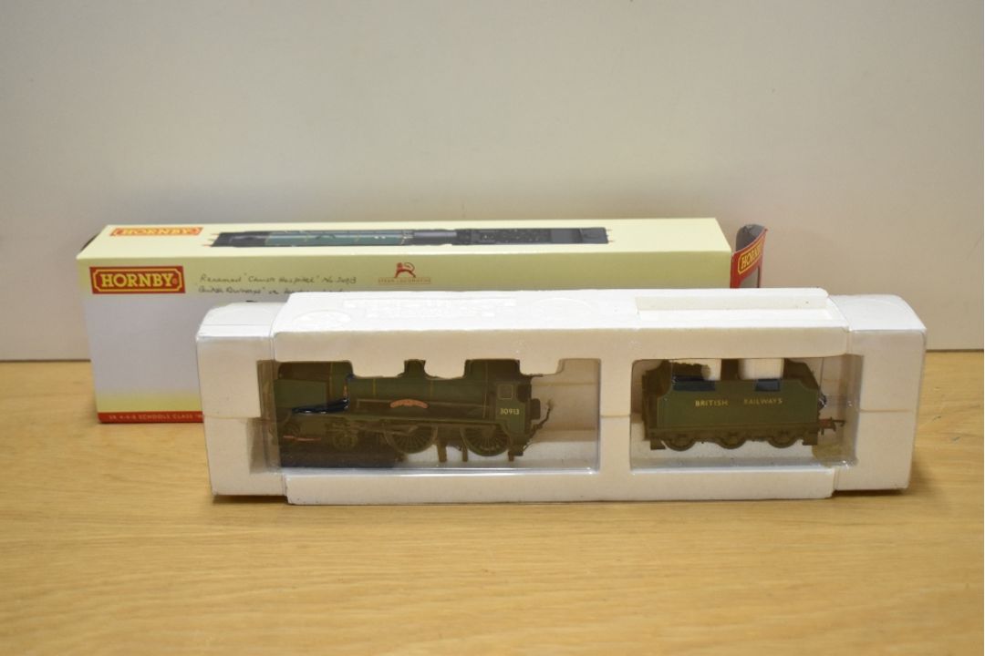 A Hornby OO gauge Schools Class 4-4-0 Locomotive and Tender 30913 Christ's Hospital, R2745 - Image 3 of 3