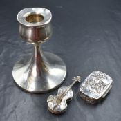 A 20th century novelty silver pill pot, modelled as a violin, marked Sterling, along with a