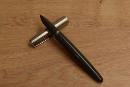 A Parker 21 Super aerometric fill fountain pen in Grey with lustraloy cap. Circa 1956