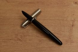 A Parker 21 aerometric fill fountain pen in Black with lustraloy cap. Circa 1960 with original