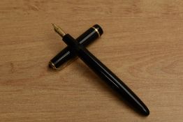 A Parker Duofold Junior aerometric fill fountain pen in Black with single cap band having Parker 14K