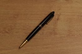 A Parker Duofold Streamline pencil in Black. Circa 1929