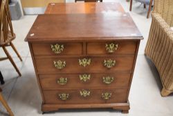 A beautifully proportioned Georgian mahogany chest of two over three drawers having brass