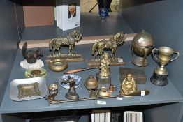 A selection of 20th-century brassware, to feature ashtrays, a horse-formed shoe horn, two decorative