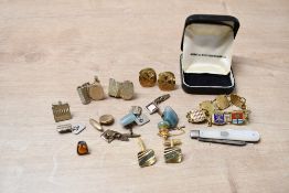 A George V silver and mother-of-pearl fruit knife, having a vacant shield cartouche, marks for