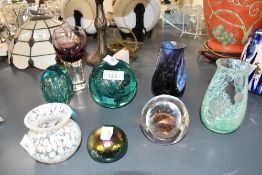 A small selection of vintage studio art glass, to feature two Caithness-style bud vases, two