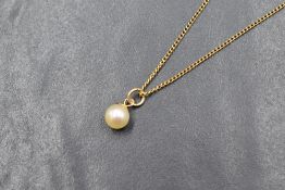 A 9ct gold cultured pearl set pendant, having a cream lustre, on a 9ct gold 18' cable link chain,