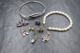 A silver interchangeable necklace, having somky quartz, aventurine, rose quartz, onyx, and three