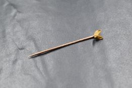 A yellow metal pin stamped 15ct having a fox head terminal, approx 1.7g