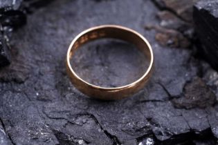 An Edwardian 22ct gold wedding band