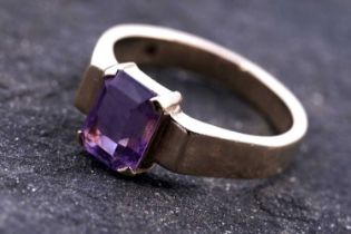 A modern amethyst single-stone ring